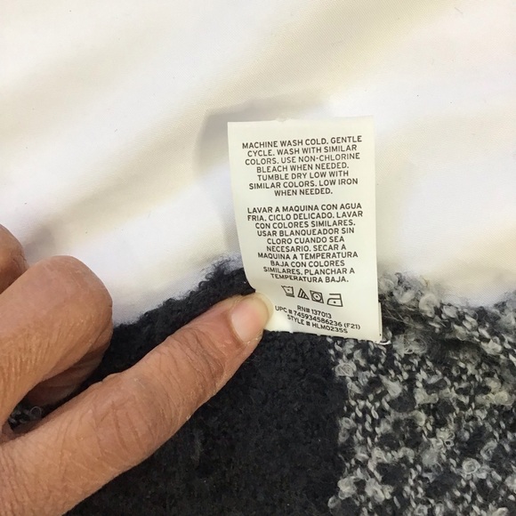 WOOLRICH WOMEN BLACK GREY PLAID FRINGE COZY TEDDYBEAR LIKE TEXTURE WRAP ONE SZ - Picture 10 of 10